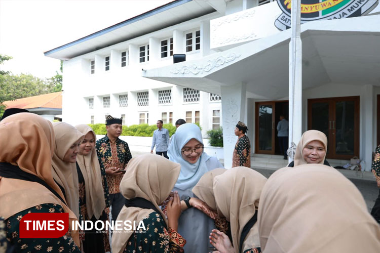 Bupati Banyuwangi, Ipuk Fiestiandani Azwar Anas saat melepaskan 34 Kafilah Banyuwangi. (FOTO: Humas Pemkab for TIMES Indonesia)