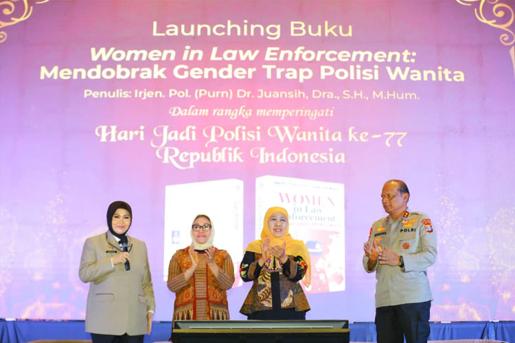 Gubernur Jawa Timur Khofifah Indar Parawansa  saat menghadiri peluncuran buku “Women in Law Enforcement: Mendobrak Gender Trap Polisi Wanita” karya Irjen Pol. (Purn) Juansih di Gedung ASEEC, Universitas Airlangga, Kamis (11/9/2025).