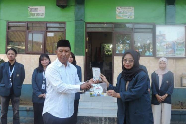 Tim mahasiswa UB yang berhasil membuat buku Legenda Telaga Jenond dan Desa Gunung Ronggo Malang. (Istimewa)