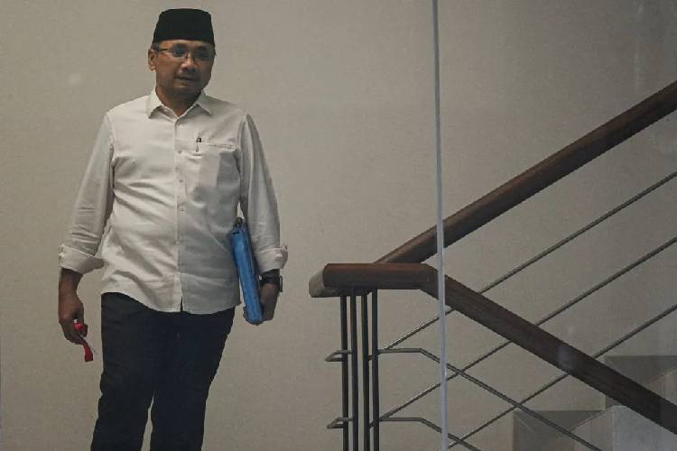 Mantan Menteri Agama Yaqut Cholil Qoumas berjalan keluar usai menjalani pemeriksaan di Gedung Merah Putih KPK, Jakarta, Senin (1/9/2025).
