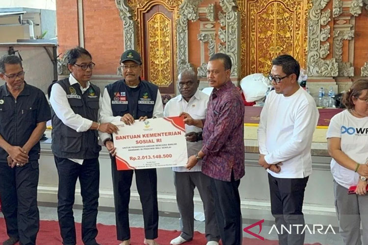 Menteri Sosial Syaifullah Yusuf (ketiga kiri) menyerahkan bantuan sosial penanggulangan banjir di posko pengungsian kepada Pemerintah Provinsi Bali di Posko Pengungsian Balai Banjar Dakdakan Peguyangan, Denpasar, Bali, Jumat (12/9/2025). ANTARA/