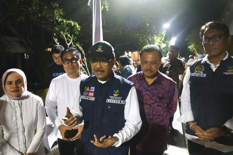 Menteri Sosial RI Saifullah Yusuf saat meresmikan proyek revitalisasi di Sungai Tukad Wang Biga, Desa Pemogan, Kecamatan Denpasar Selatan, Jumat (12/9/2025). (Foto: ANTARA/HO-Humas Pemkot Denpasar)