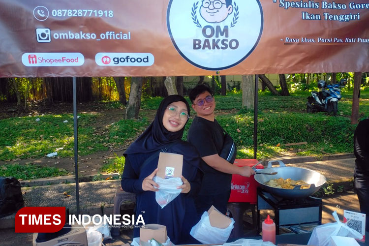 Owner Om Bakso berfoto bersama mitra usahanya ketika menjajakan dagangannya di salah satu tempat kuliner di Bandung (Foto: Djarot/TIMES Indonesia)
