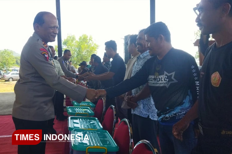 Bagikan Sembako Jadi Cara Polri Rawat Simpati Nelayan Pacitan
