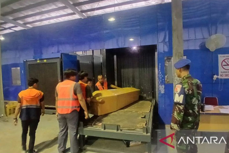 Peti jenazah salah satu korban kecelakaan Helikopter Intan Angkasa PK-IWS saat tiba di Bandara Mozes Kilangin Timika, Jumat (12/9/2025). (FOTO: ANTARA/Evarianus Supar)