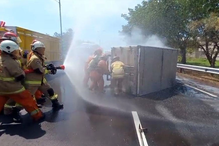 Mobil Box Muatan Frozen Food Terbakar di Tol Dupak