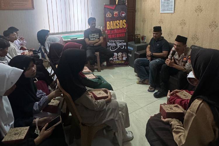 Gelar Jumat Berkah, Kasatresnarkoba Polres Banjar Beri Santunan Puluhan Anak Yatim Piatu