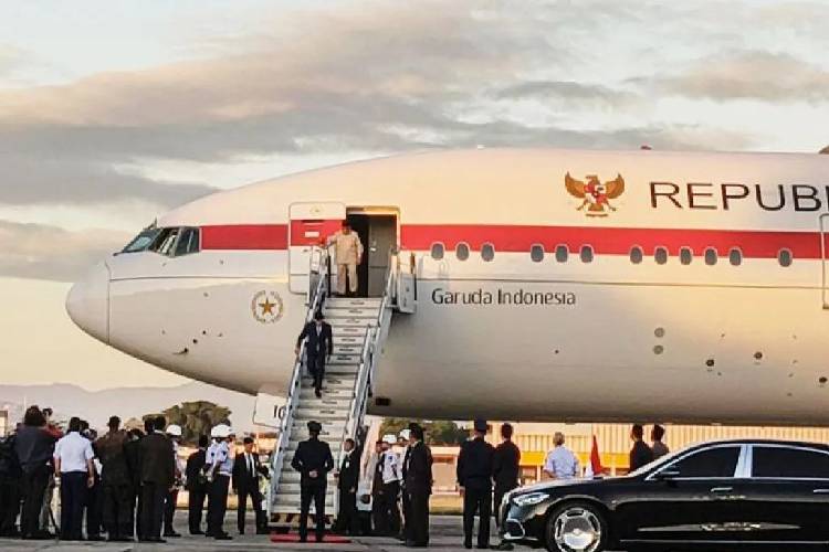 Presiden Prabowo Subianto turun dari tangga pesawat kepresidenan di Pangkalan Angkatan Udara Galeao di Rio de Janeiro, Brazil, Sabtu (5/7/2025). Prabowo dijadwalkan menghadiri KTT BRICS pada 6-7 Juli 2025. (Foto: ANTARA)