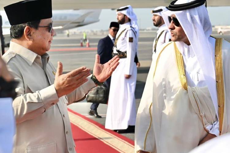 Presiden Prabowo Subianto (kiri) sesaat setelah tiba di Bandara Internasional Doha, Qatar, Jumat (12/9/2025). (Foto: ANTARA/HO-Biro Pers Sekretariat Presiden)
