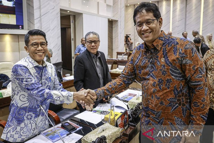 Menteri Keuangan Purbaya Yudhi Sadewa (kanan) berjabat tangan dengan Ketua Komisi XI DPR Mukhamad Misbakhun sebelum mengikuti rapat kerja di Kompleks Parlemen, Senayan, Jakarta, Rabu (10/9/2025). (Foto: Antara/Dhemas Reviyanto/YU/aa)