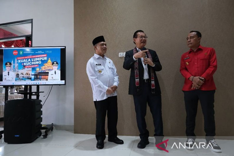 Gubernur Kalimantan Barat Ria Norsan di dampingi Wakil Gubernur Kalbar Krisantus Kurniawan menghadiri pembukaan kembali rute internasional di Bandara Supadio. (Foto: Antara/HO-Jessica Helena Wuysang)