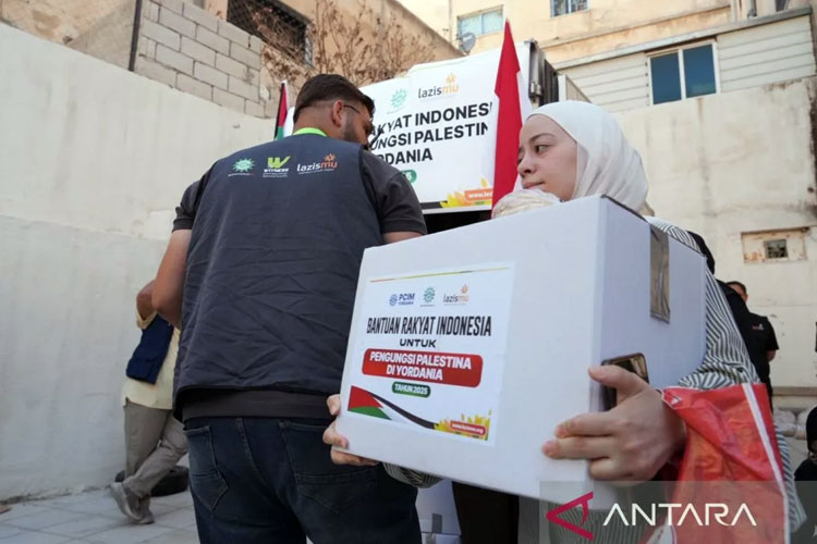 Salah seorang pengungsi warga Palestina menerima bantuan kemanusiaan dari Muhammadiyah di Yordania, Jumat (12/9/2025) (FOTO: Muhammadiyah/ANTARA)