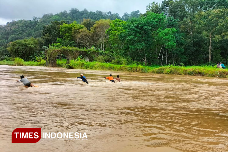 Salah satu sungai di Banyuwangi meluap akibat diguyur hujan berhari-hari. (Foto : Anggara Cahya/TIMES Indonesia)