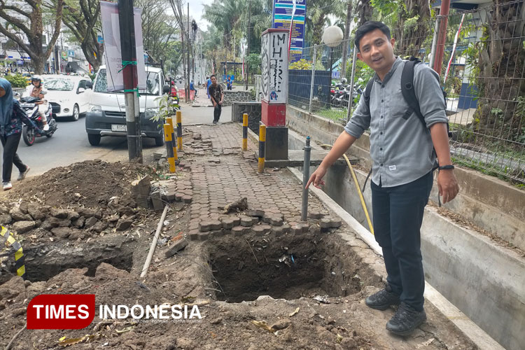 Testhole penggalian lubang untuk mengetahui utilitas di dalam tanah agar saat penggalian bisa mengantisipasi tidak mengenai utilitas di dalam tanah juga sudah dilakukan PU SDA Jatim. (FOTO: Widodo Irianto/TIMES Indonesia)
