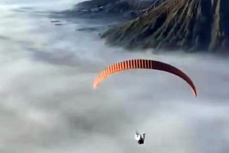 Viral orang terbang naik paralayang di Bromo (Foto: Dok. Istimewa/tangkapan layar)