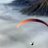 Viral Paralayang di Gunung Bromo, TNBTS Tegaskan Aktivitas Itu Dilarang