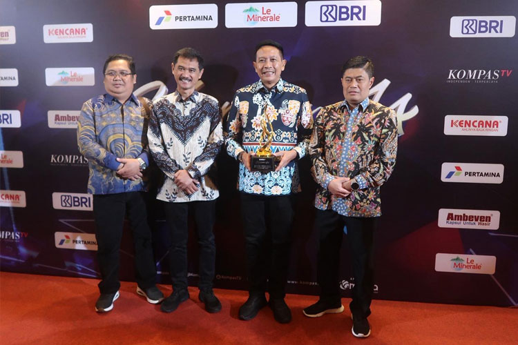Wali Kota Malang, Wahyu Hidayat saat menerima langsung penghargaan pendidikan. (Foto: Prokopim Setda Kota Malang/TIMES Indonesia)