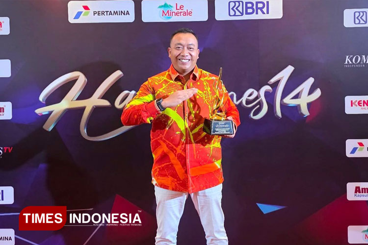 Bupati Situbondo, Yusuf Rio Wahyu Prayogo, saat menerima penghargaan dari Kompas TV dalam kategori Daerah Peduli Pengembangan UMKM dan Potensi Sumber Daya Lokal. (FOTO: Dokumentasi TIMES Indonesia)