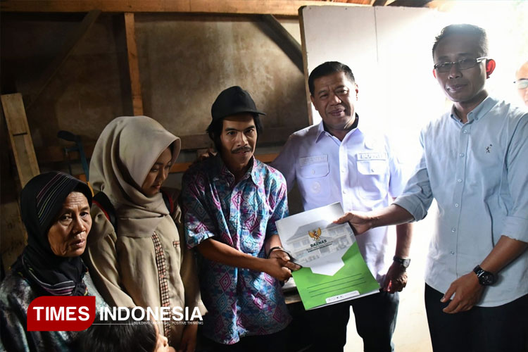 Menyusuri Jalan Berlumpur, Gubuk Reyot Jadi Saksi Kepedulian Bupati Majalengka