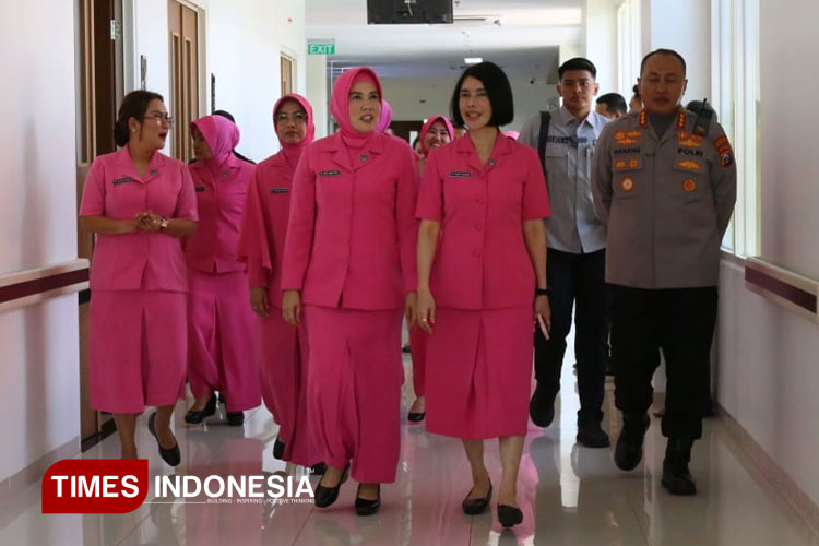 Bhayangkari Jatim Jenguk Anggota Polresta Malang Kota yang Jadi Korban Demo Ricuh