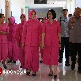 Bhayangkari Jatim Jenguk Anggota Polresta Malang Kota yang Jadi Korban Demo Ricuh