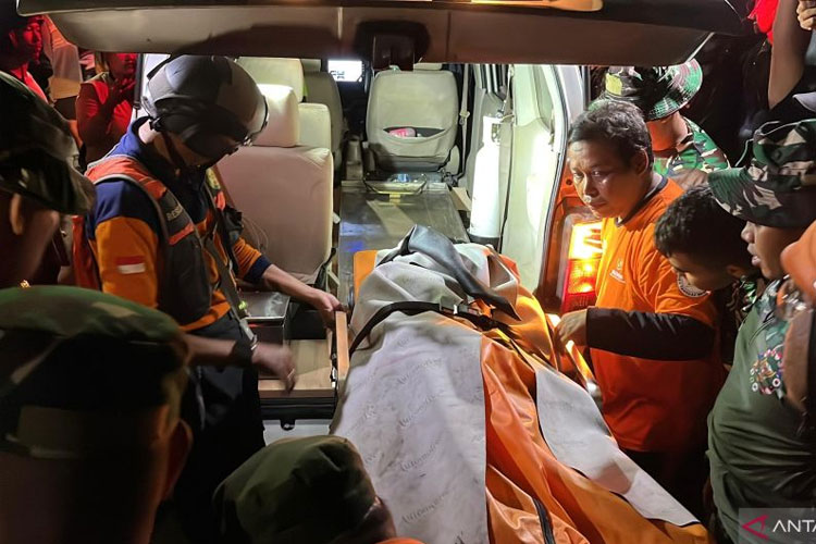 Petugas BPBD Bali, Basarnas, dan TNI saat proses evakuasi korban meninggal dunia dampak banjir besar di Denpasar, Bali, Kamis 11/9/2025. (ANTARA/Ni Putu Putri Muliantari)