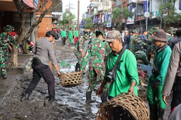 Ratusan prajurit TNI-Polri dan ASN Pemerintah Kota Denpasar membersikan sisa-sisa kotoran akibat banjir di Kawasan Heritage Jalan Gajah Mada, Pasar Badung dan Pasar Kumbasari, pada Kamis (11/9/2025). (ANTARA/HO-Humas Pemkot Denpasar)