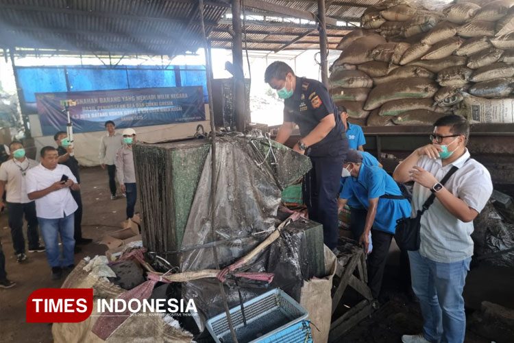 Kantor Pelayanan dan Pengawasan Bea Cukai Tipe Madya Pabean B Gresik (KPPBC TMP B Gresik) memusnahkan rokok ilegal. (FOTO: Akmal/TIMES Indonesia)