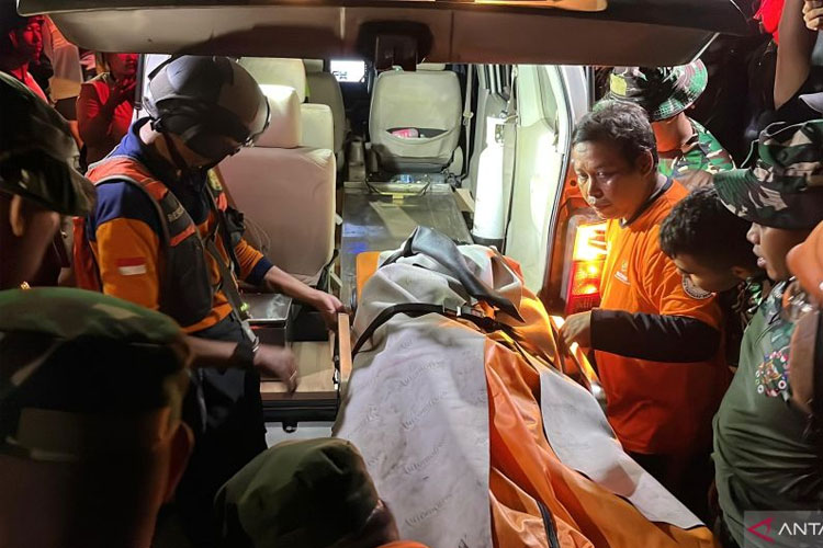 Dokumentasi BPBD Bali, Basarnas, dan TNI saat proses evakuasi korban meninggal dunia dampak banjir besar di Denpasar, Bali, Kamis 11/9/2025. (FOTO: ANTARA/Ni Putu Putri Muliantari)