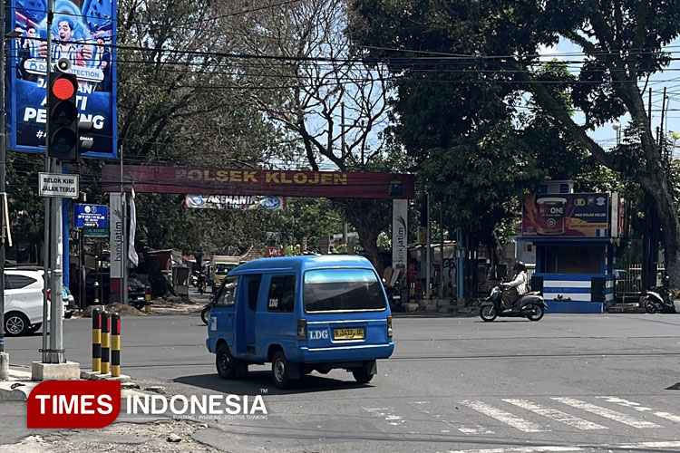 Salah satu angkot yang beroperasi di wilayah Kota Malang. (Foto: Rizky Kurniawan Pratama/TIMES Indonesia)