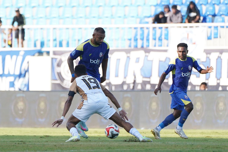 Pelatih Arema FC Akui Kekalahan Lawan Dewa United Akibat Performa Pemain Kurang Maksimal