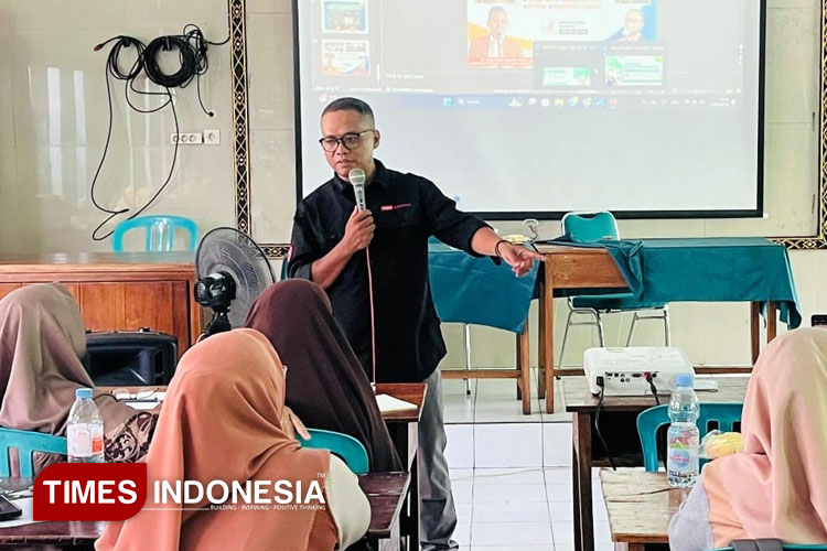 Editor TIMES Indonesia, Bambang H. Irwanto saat berbagi ilmu seputar jurnalistik kepada para guru di SD Islamiyah Magetan. (Foto: Aditya Candra/TIMES Indonesia)
