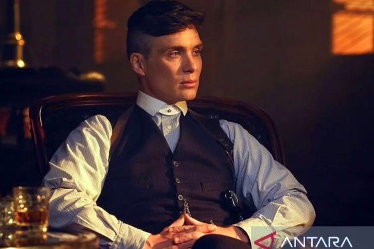 Cillian Murphy berperan sebagai Thomas Shelby dalam serial film