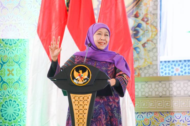Gubernur Khofifah saat memberikan kuliah umum pada acara Studium Generale Mahasiswa/Mahasantri Baru Penerima Beasiswa LPPD Provinsi Jatim di Gedung Islamic Centre Surabaya, Jumat (12/9/2025).(Dok.Humas Pemprov Jatim)
