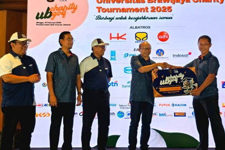 Ilustrasi- IKA UB saat menyerahkan bantuan dana abadi dalam kegiatan Charity Golf Tournamen 2025 kepada Direktur Dana Abadi UB. (FOTO: Istimewa)