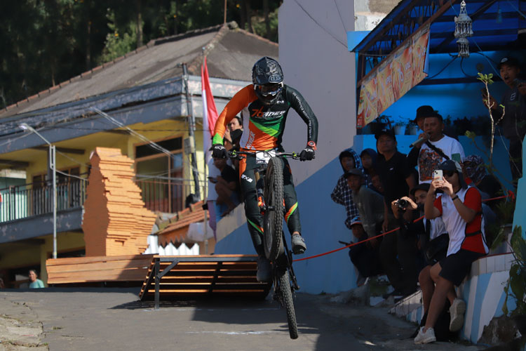 Sesi Seeding Run 76 IDH URBAN 2025 Jadi Hiburan Warga Setempat, Andy Prayoga Tercepat