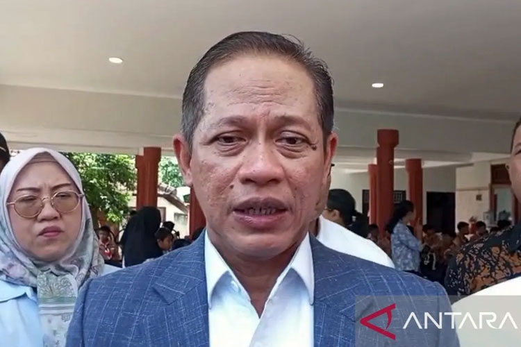 Menteri LH Hanif Faisol Nurofiq bahas alasan lanskap salah satu penyebab banjir besar di Bali, Tabanan, Sabtu 13/9/2025. (Foto: ANTARA)