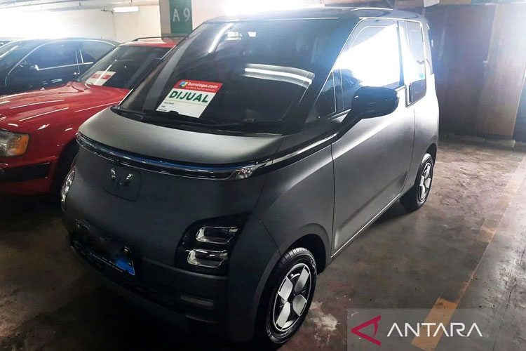 Ilustrasi - Mobil bekas listrik Wuling AIr Ev yang berada di salah saatu gerai kendaraan bekas di Kawasan Blok M Square, Jakarta. (FOTO: ANTARA/Chairul Rohman/aa)