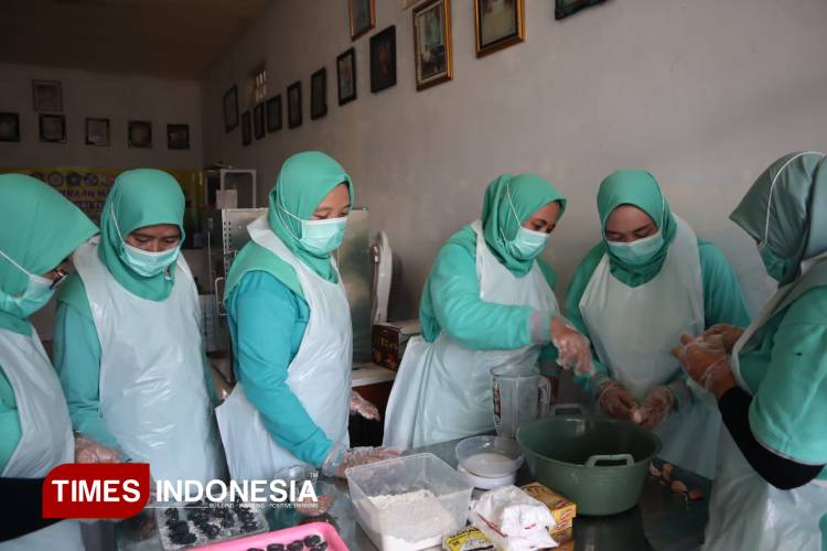Wujudkan Program Peningkatan Perekonomian Desa, Akademisi Jombang Lakukan Pemberdayaan pada PKK Desa Kebontemu dalam Membuat Produk Kesehatan