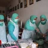 Wujudkan Program Peningkatan Perekonomian Desa, Akademisi Jombang Lakukan Pemberdayaan pada PKK Desa Kebontemu dalam Membuat Produk Kesehatan