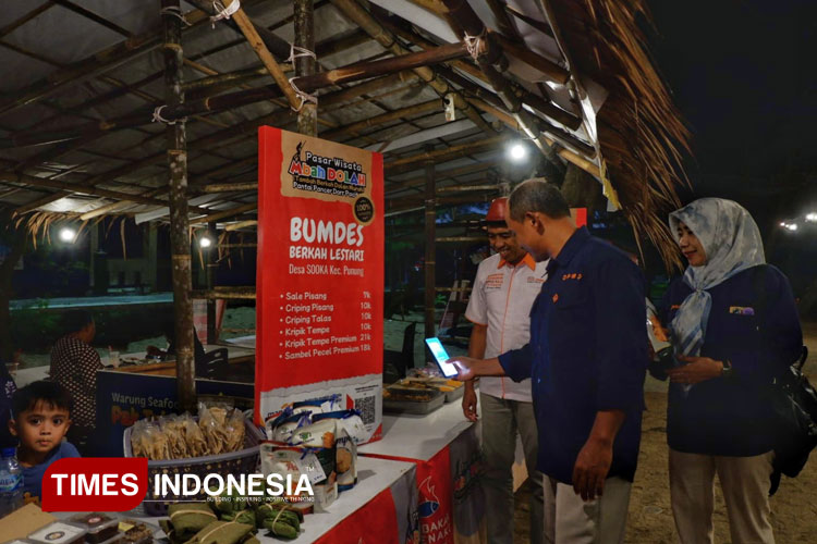 Transaksi nontunai di Pasar Wisata Mbah Dolah Pantai Pancer Dorr Pacitan menggunakan Q-Ris. (FOTO: Yusuf Arifai/TIMES Indonesia)