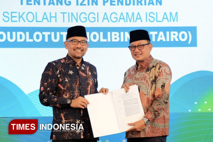 Penyerahan SK pendirian STAIRO Probolinggo oleh Koordinator Kopertais Wilayah IV Jatim, Prof. Akh. Muzakki. (Foto: Ryan H/TIMES Indonesia)