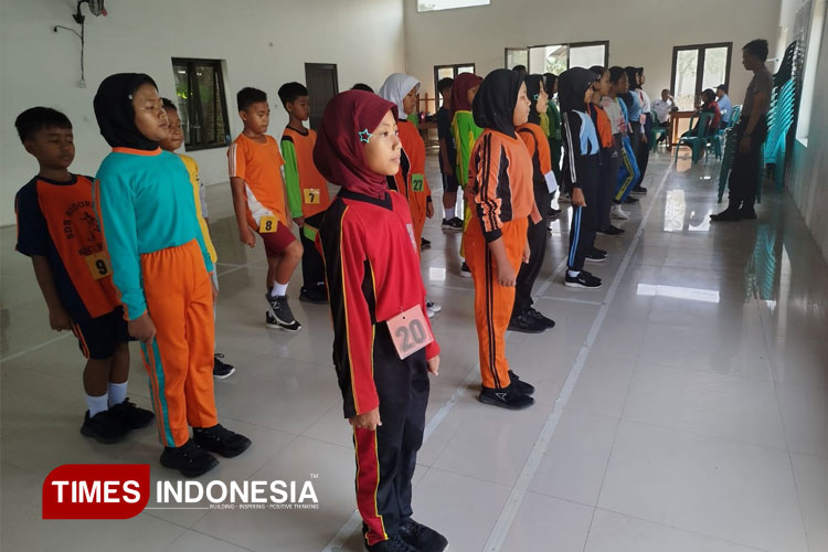 Tim Pocil Kecamatan Wungu sedang berlatih baris berbaris. (Foto: Yupi Apridayani/TIMES Indonesia)
