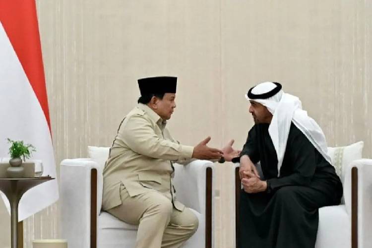 Presiden RI Prabowo Subianto (kiri) berbincang dengan Presiden Persatuan Emirat Arab (PEA) Mohammed bin Zayed Al Nahyan (MBZ) di Presidential Flight, Abu Dhabi, PEA, Jumat (12/9/2025). ANTARA