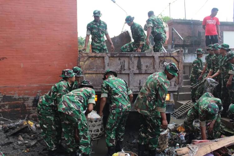 Prajurit Kodam IX/Udayana bersama dengan instansi terkait melakukan pembersihan di Pasar Badung, Bali, Sabtu (13/9/2025). (Foto: Kodam Udayana)