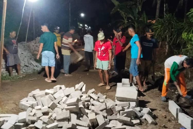 Warga Desa Sumbermulyo, Kecamatan Pesanggaran, Banyuwangi, kerja bakti pasang paving sampai malam. (Foto : Dokumentasi TIMES Indonesia)