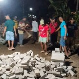 Warga Sumbermulyo Banyuwangi Kompak Kerja Bakti Malam Hari untuk Paving Jalan