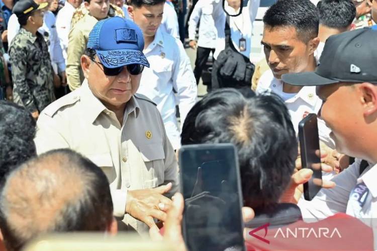 Presiden Prabowo Subianto (kiri) menyapa warga saat meninjau lokasi terdampak banjir di Denpasar, Bali, Sabtu (13/9/2025). (FOTO: ANTARA FOTO/Fikri Yusuf/YU/am.)