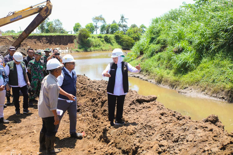 Gubernur Khofifah saat meninjau proyek spillway Sungai Tanggul di Desa Paseban, Kecamatan Kencong, Kabupaten Jember, Sabtu (13/9/2025). (FOTO: Dok. Humas Pemprov Jatim)