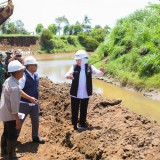 Gubernur Khofifah Tinjau Pembangunan Spillway Sungai Tanggul, Targetkan 1.046 Hektare Sawah di Jember Kembali Terairi